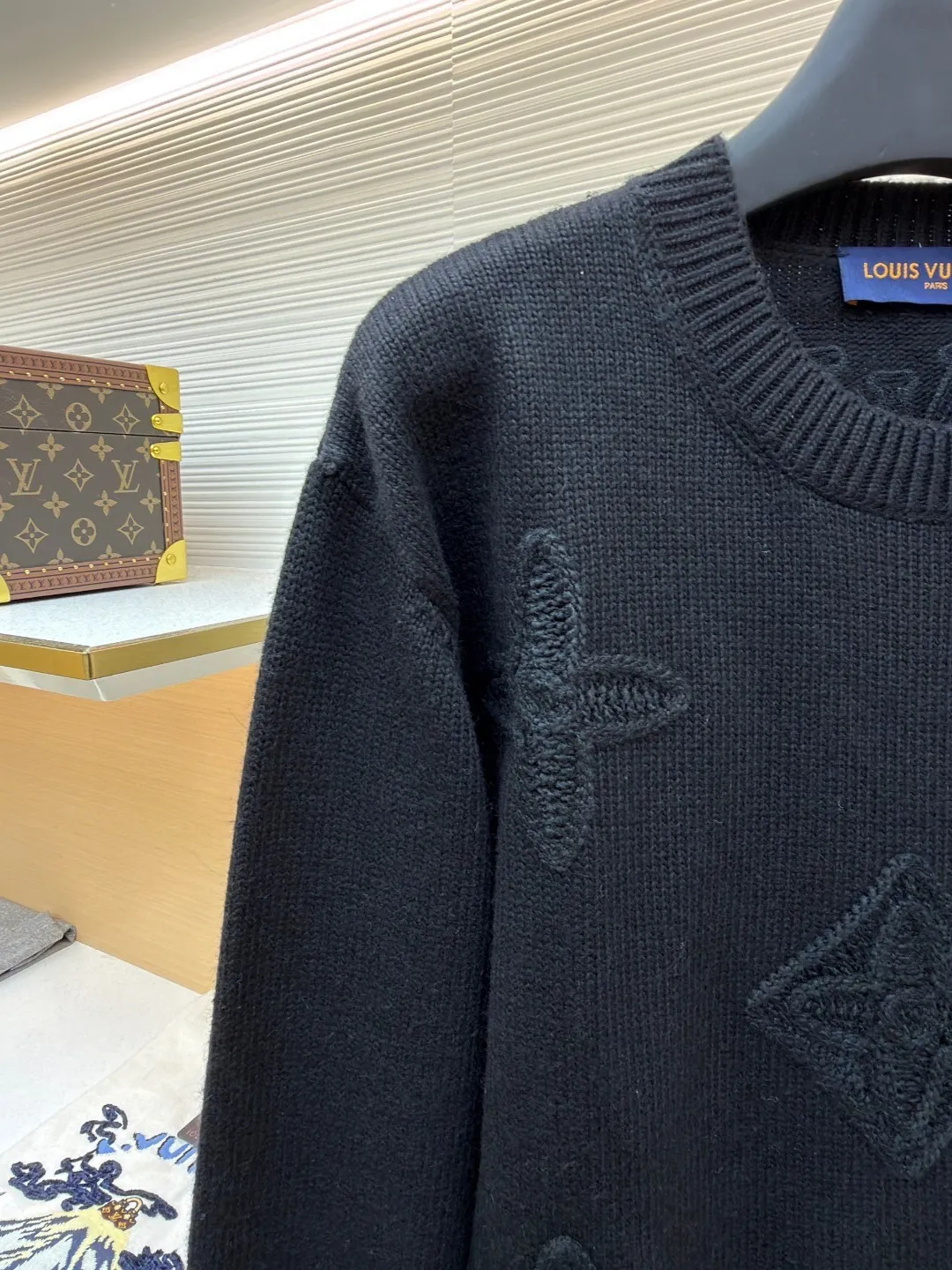 LOUIS VUITTON SKI ski series knitted hollow jacquard sweater ●Original version: purchased and developed by 27989 ●Item number: 1681815-B00 ●Fabric: wool blended fabric ●Technology: knitted jacquard production ●Color: black ●Version: fitted version ●Weight: about 665 grams ●Size: S-M-L-XL ●Description: Made of high-count worsted wool blended fabric, with fine plain stitch as the base, the brand's iconic elements Monogram four-leaf flower, diamond pattern, and LV letter logo are presented through three-dimensional jacquard technology. They are all raised in the same color texture. The texture is full and soft to the touch, taking into account low-key texture and brand recognition. The collar, cuffs and hem are ribbed, and the elastic knitted structure ensures fit and durability. The body is slightly loosely cut, and the jacquard texture is evenly distributed without excess threads. The overall craftsmanship reflects the fine workmanship and high-end texture of luxury knitted items. The overall wiring is straight and delicate, the fabric is comfortable and soft, and the color is consistent without color difference. It can be matched with the same style to create a fashionable look and control various occasions. Customized accessories, complete with three standards, same style for men and women!